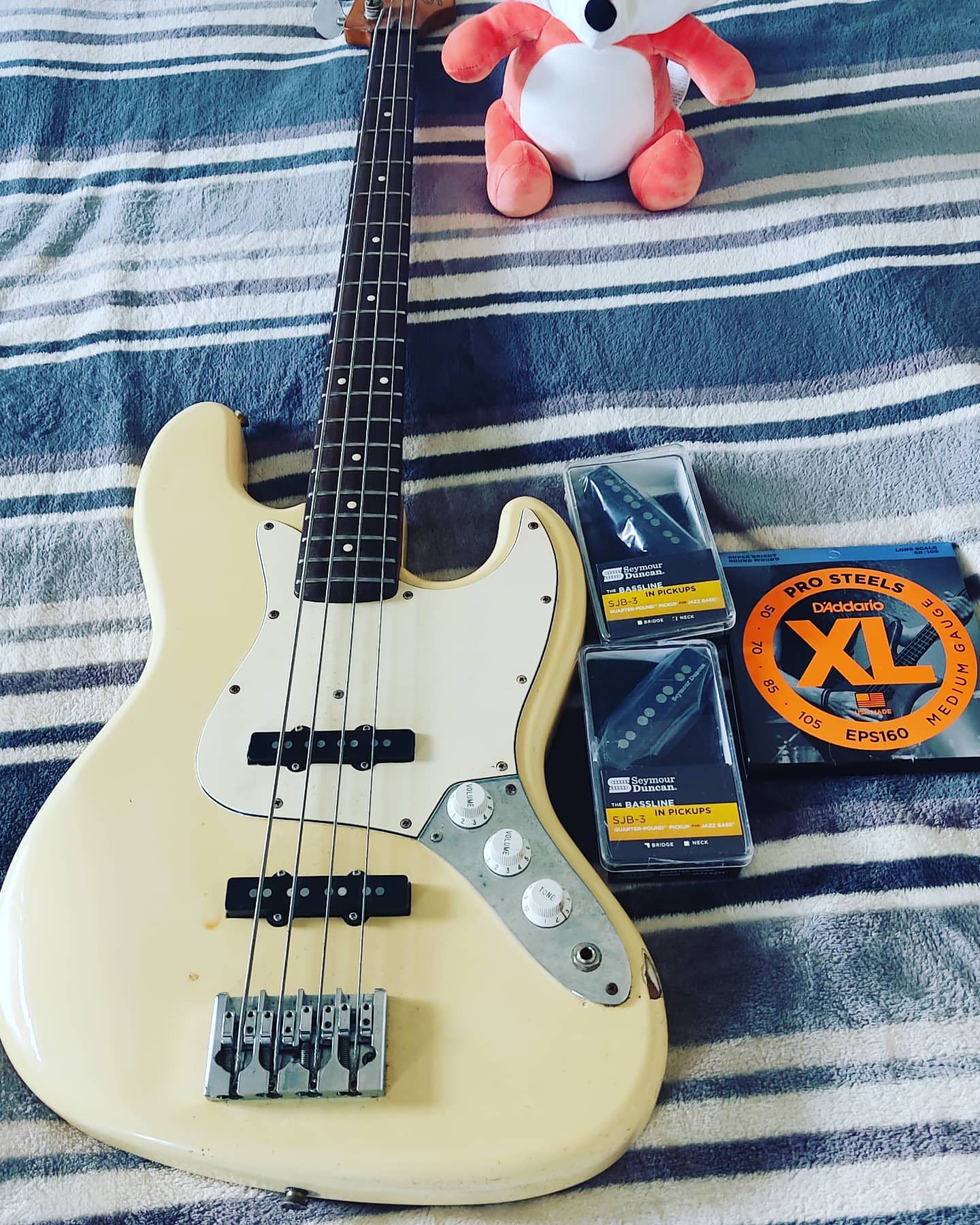 Squier Jazz Bass with Quarter Pounders